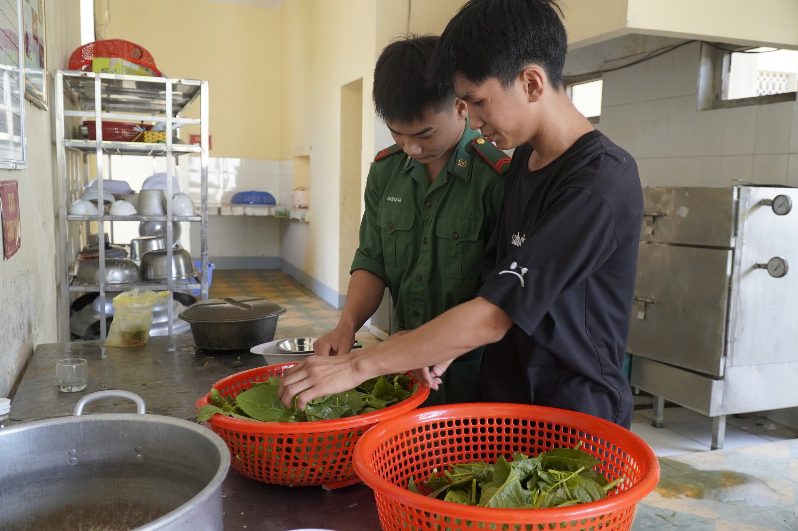 “Con nuôi Biên phòng” đỗ Học viện Biên phòng  -0