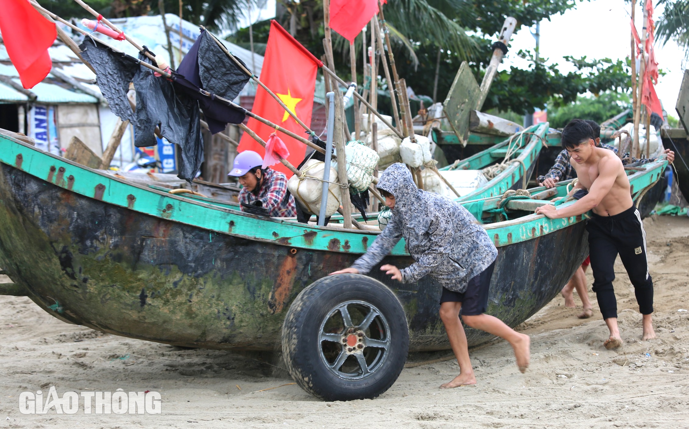 Ngư dân Sầm Sơn hối hả kéo thuyền lên bờ tránh bão Yagi- Ảnh 5.