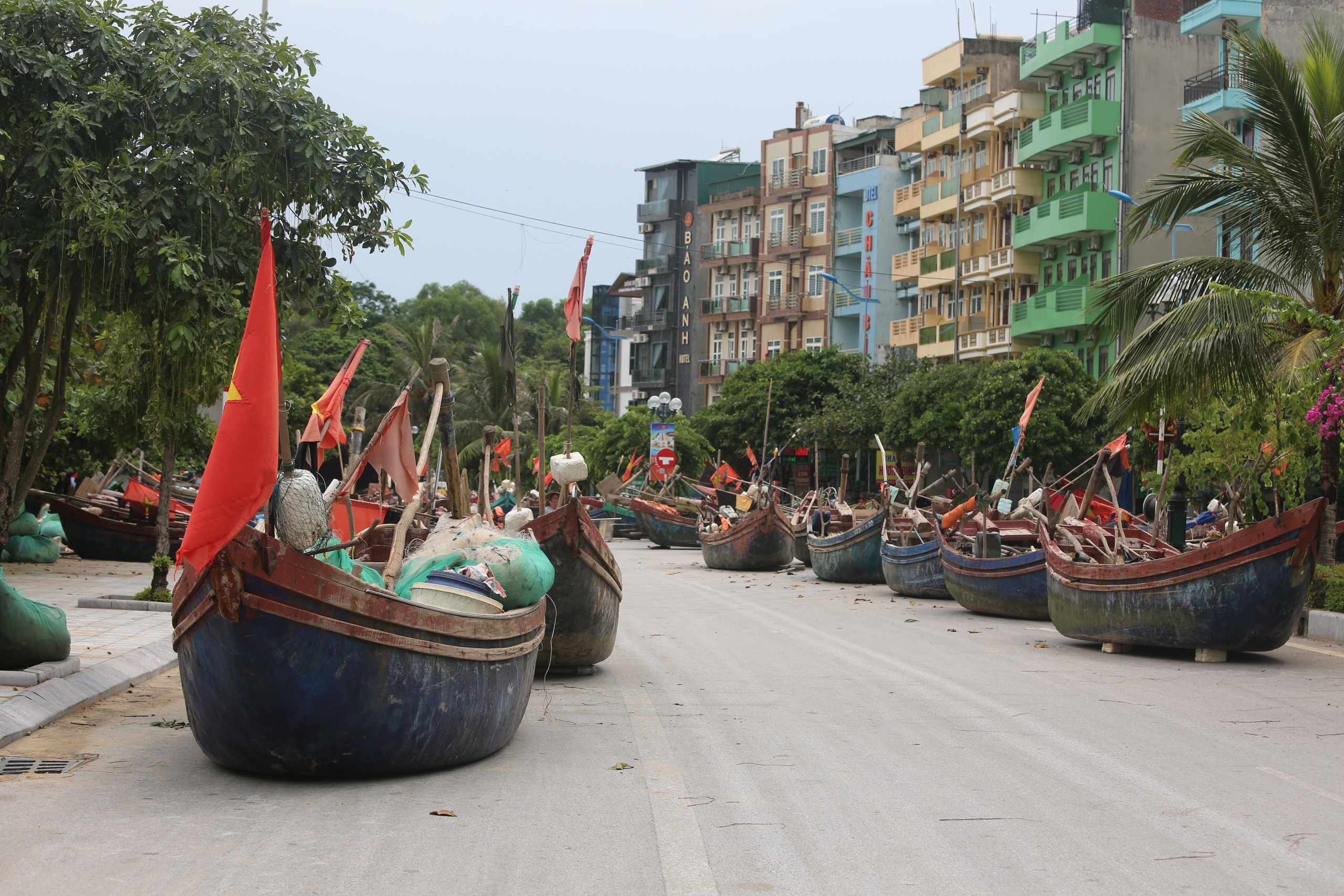 Ngư dân Sầm Sơn hối hả kéo thuyền lên bờ tránh bão Yagi- Ảnh 9.