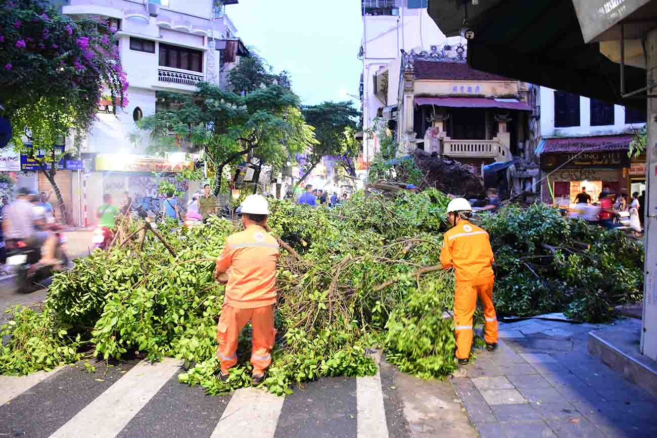 Cán bộ, công nhân viên hỗ trợ lực lượng chức năng trong công tác giải tỏa hiện trường để tránh ùn tắc tại khu vực. Ảnh: EVNHANOI.