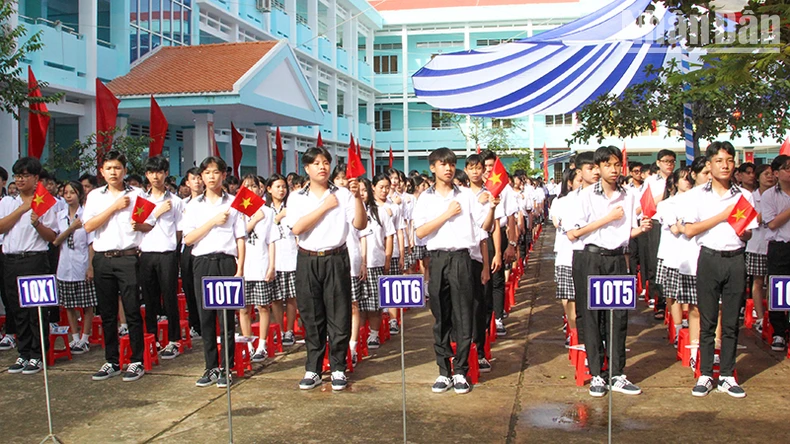 Mỗi thầy, cô giáo là một tấm gương đạo đức, học tập và sáng tạo để khơi dậy cảm hứng các em say mê học tập ảnh 4