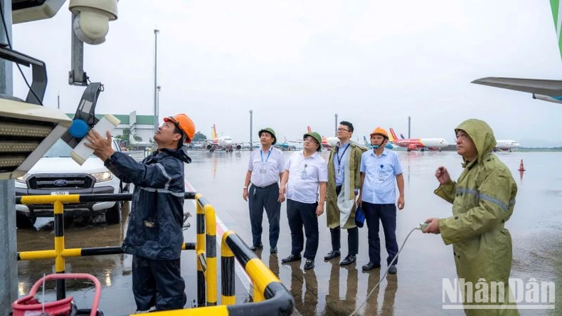 [Ảnh] Nội Bài ứng phó bão trước giờ tạm ngừng tiếp thu, khai thác tàu bay ảnh 6