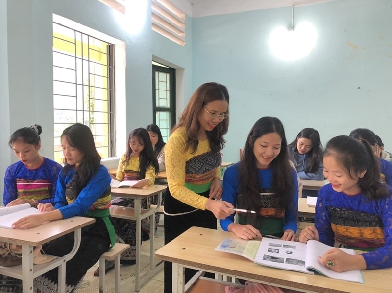 Việc truyền dạy nói, viết chữ Thái cho nhiều thế hệ học sinh tại Thanh Hóa luôn được quan tâm ( Trong ảnh: Cô giáo Hà Thị Khuyên đã truyền dạy nói, viết chữ Thái cho học sinh Trường THPT Quan Sơn) 