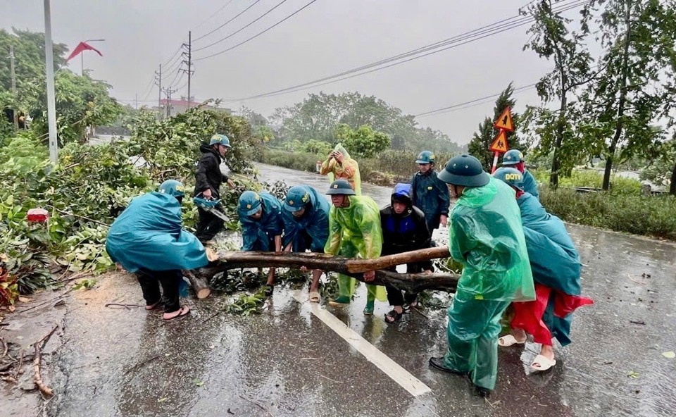 Công tác khắc phục hậu quả của bão số 3 tại hai huyện Sóc Sơn, Phúc Thọ nói riêng, Hà Nội nói chung có sự chung sức rất lớn của người dân.