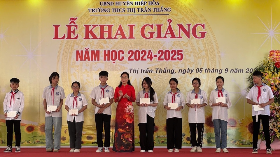 Bà Đỗ Thị Việt Hà - Giám đốc Sở Tư pháp tỉnh Bắc Giang tặng quà của đoàn Đại biểu Quốc hội cho các em học sinh vượt khó trong học tập.