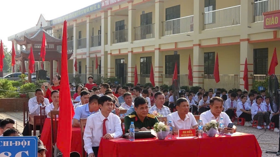 Ông Nguyễn Văn Khanh - Phó Chủ tịch UBND huyện Hiệp hoà dự lễ khai giảng tại điểm Trường THCS Hoàng Vân.