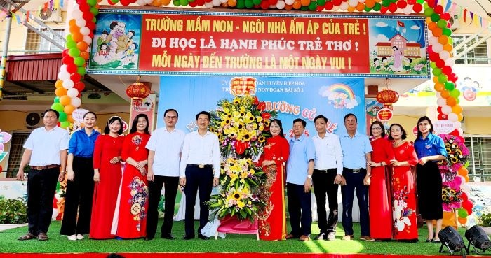 Chủ tịch HĐND huyện Hiệp Hoà Hoàng Văn Tri dự khai giảng tại Trường Mầm non Đoan Bái số 2; cùng dự có lãnh đạo Ban Tổ chức huyện ủy, Phòng GD&ĐT huyện.