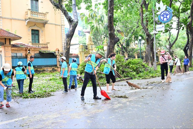 Hà Nội: Căng mình dọn dẹp sau bão ảnh 3