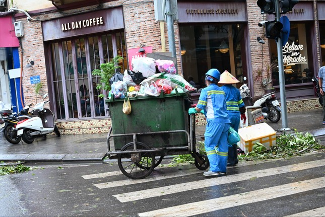 Hà Nội: Căng mình dọn dẹp sau bão ảnh 2