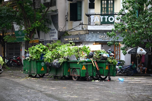 Hà Nội: Căng mình dọn dẹp sau bão ảnh 4