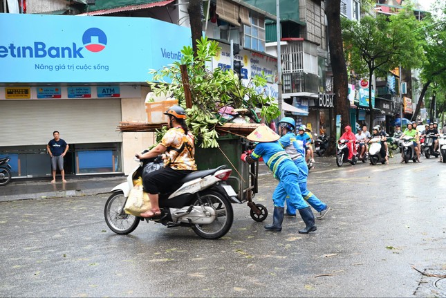 Hà Nội: Căng mình dọn dẹp sau bão ảnh 5