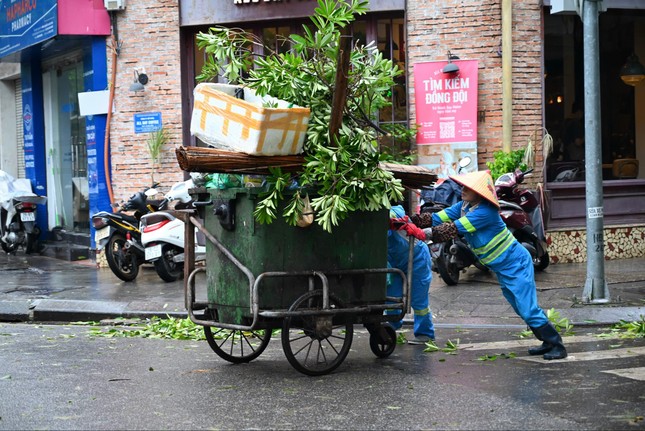 Hà Nội: Căng mình dọn dẹp sau bão ảnh 6