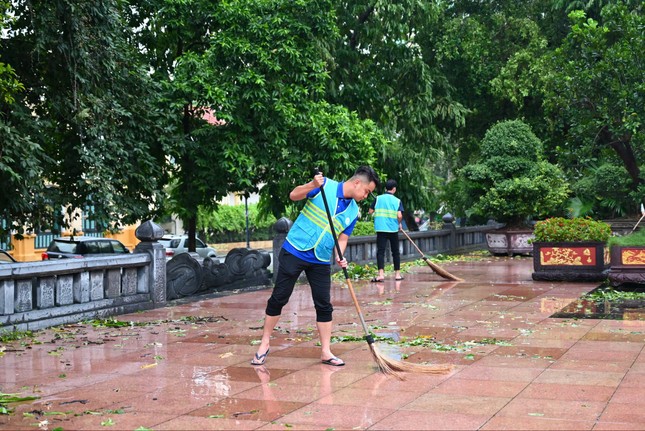 Hà Nội: Căng mình dọn dẹp sau bão ảnh 9