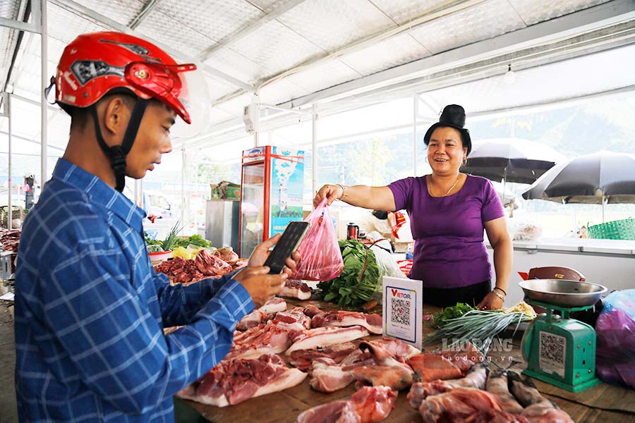 Người dân xã Búng Lao, huyện Mường Ảng, thanh toán không dùng tiền mặt khi mua bán.