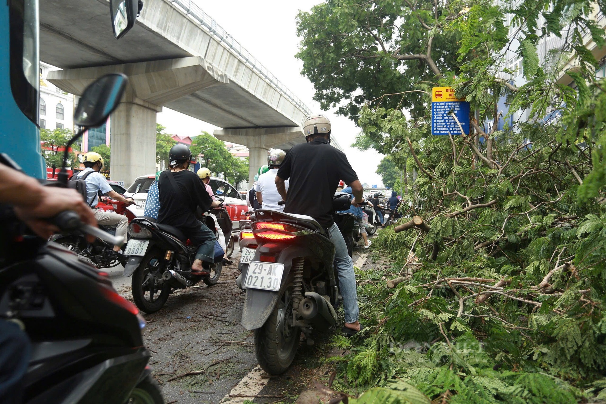 Cây đổ gãy vẫn la liệt, đường phố Hà Nội tắc nghẽn “không lối thoát” ngày đầu tuần- Ảnh 5.