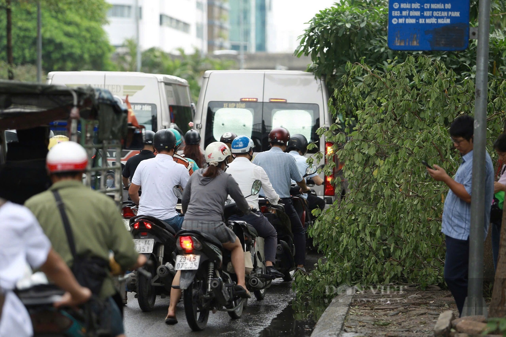 Cây đổ gãy vẫn la liệt, đường phố Hà Nội tắc nghẽn “không lối thoát” ngày đầu tuần- Ảnh 9.