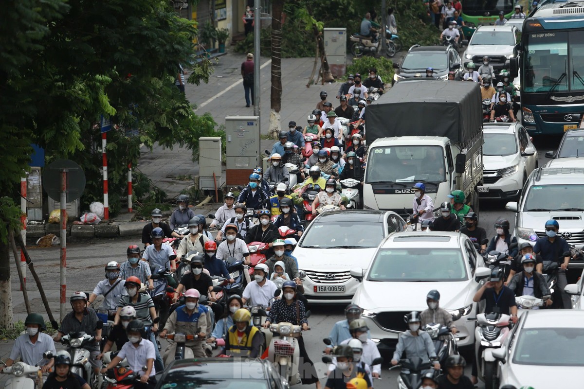 Đường phố Hà Nội vẫn ngổn ngang cây đổ, người dân 'vượt ải' ùn tắc đến công sở ảnh 2