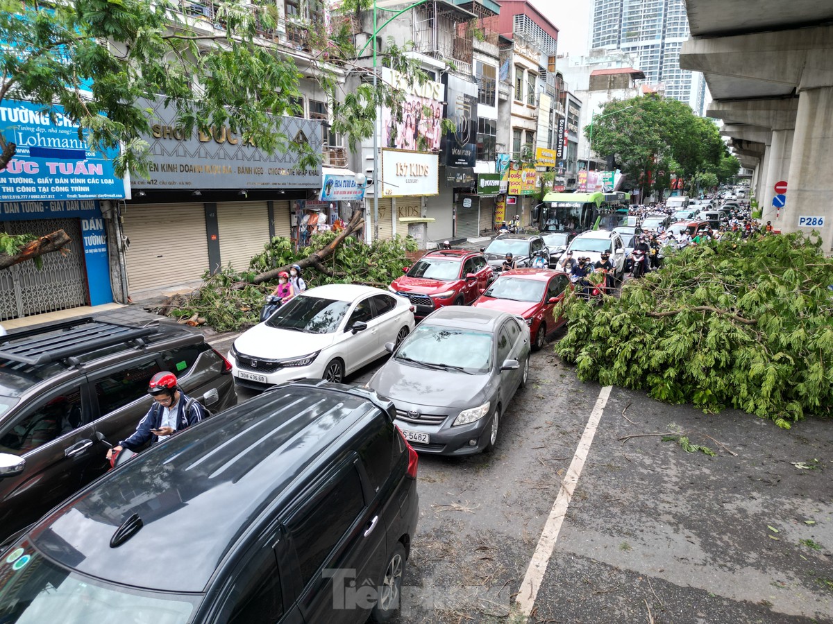 Đường phố Hà Nội vẫn ngổn ngang cây đổ, người dân 'vượt ải' ùn tắc đến công sở ảnh 7