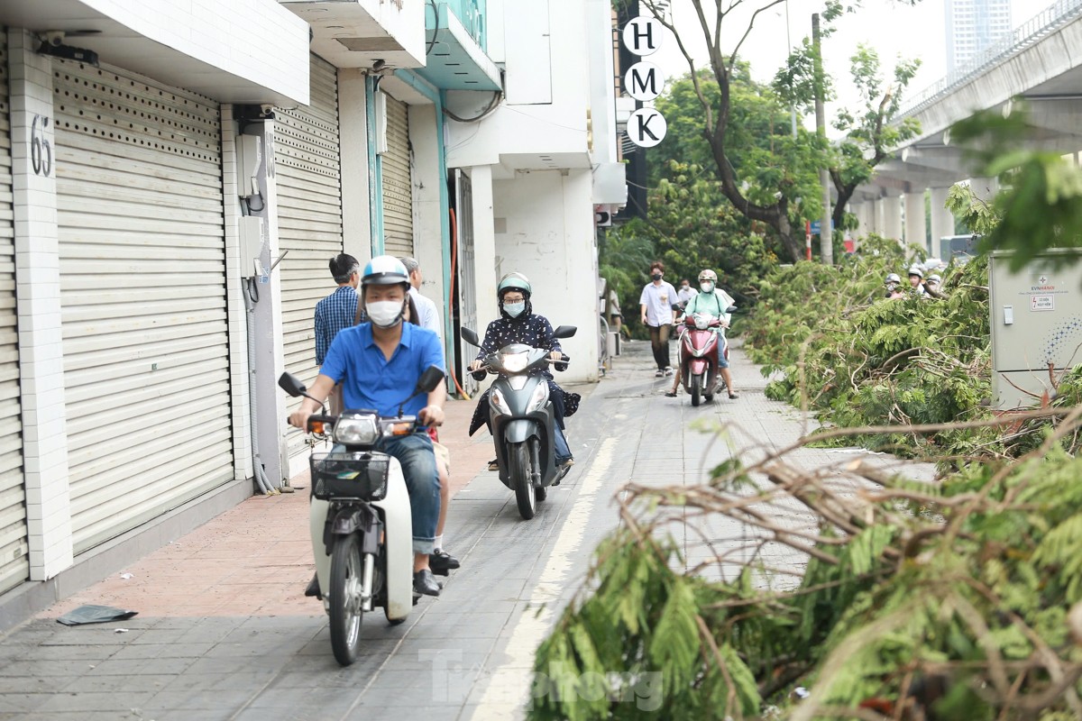 Đường phố Hà Nội vẫn ngổn ngang cây đổ, người dân 'vượt ải' ùn tắc đến công sở ảnh 11