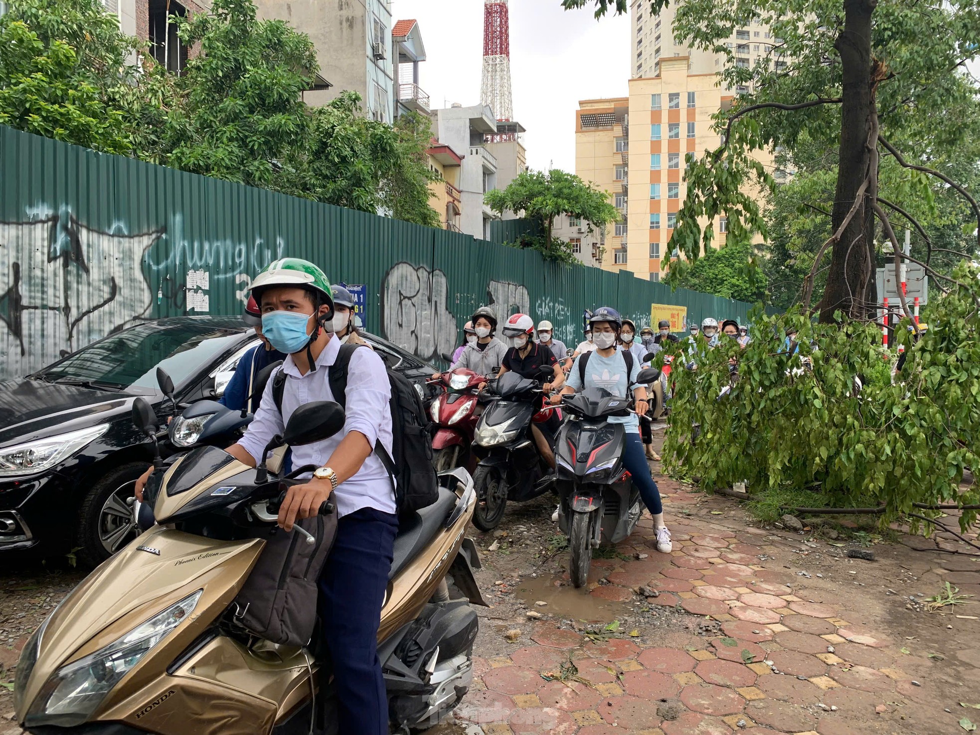 Đường phố Hà Nội vẫn ngổn ngang cây đổ, người dân 'vượt ải' ùn tắc đến công sở ảnh 16