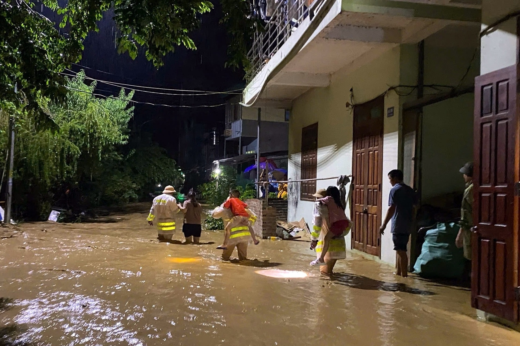 Lũ ào ào tràn vào TP Cao Bằng, công an cõng cháu nhỏ đi sơ tán