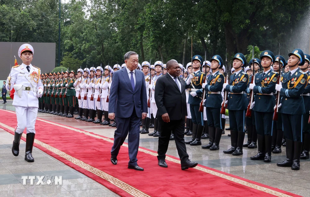 Tổng Bí thư, Chủ tịch nước Tô Lâm và Tổng thống Mozambique Filipe Jacinto Nyusi duyệt Đội danh dự Quân đội nhân dân Việt Nam. (Ảnh: Lâm Khánh/TTXVN)