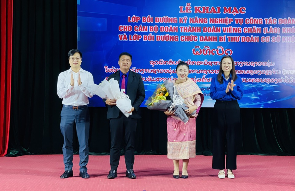 Lãnh đạo Trung ương Đoàn và Thành đoàn Hà Nội tặng hoa chúc mừng Thành đoàn Vientiane