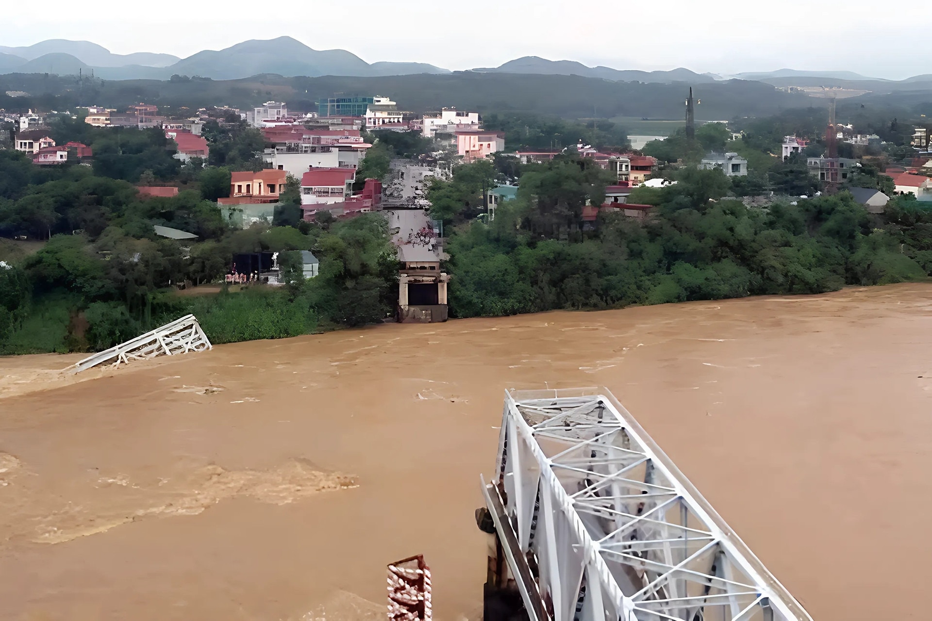 Nguyên nhân ban đầu vụ sập cầu Phong Châu ở Phú Thọ