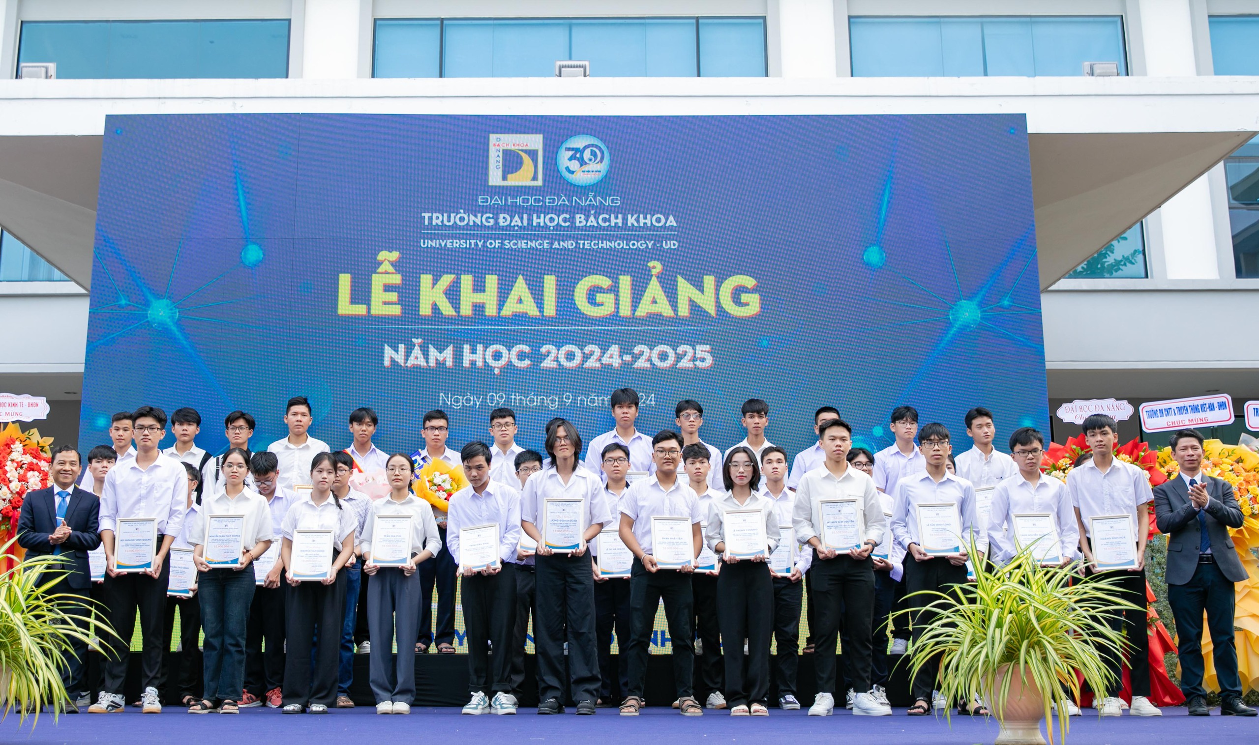 Đà Nẵng: Trao gần nửa tỉ đồng học bổng cho tân sinh viên xuất sắc- Ảnh 3.