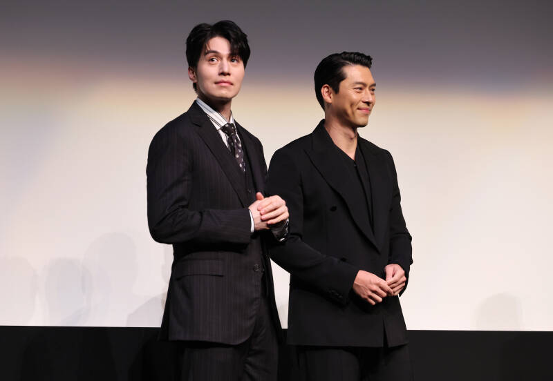 Lee Dong Wook và Hyun Bin xuất hiện bảnh bao. Ảnh: Naver