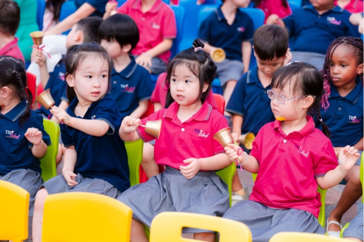 Tiếng chuông vang lên chào đón học sinh mới.