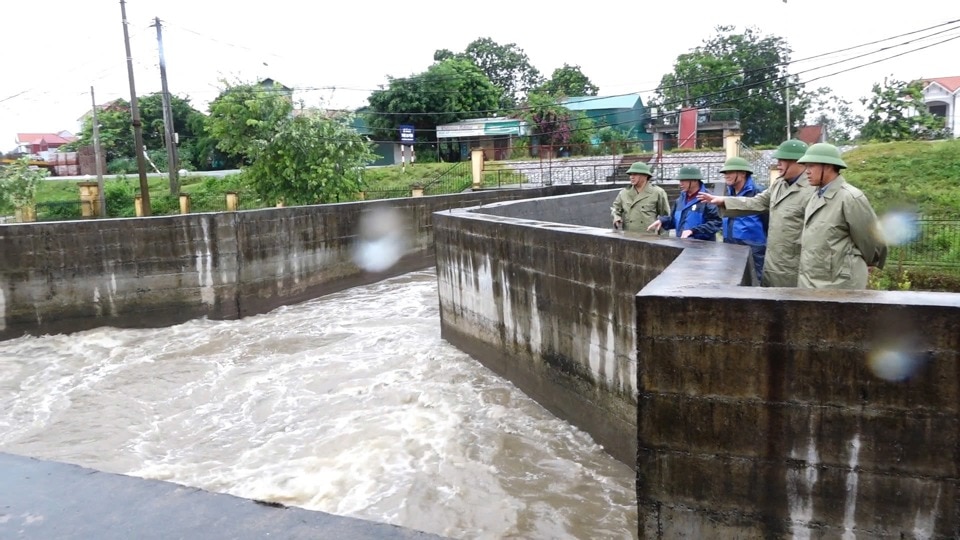 Giám đốc Sở NN&PTNT Nguyễn Xuân Đại kiểm tra công tác ứng phó bão số 3 tại huyện Thanh Oai chiều ngày 7/9. 