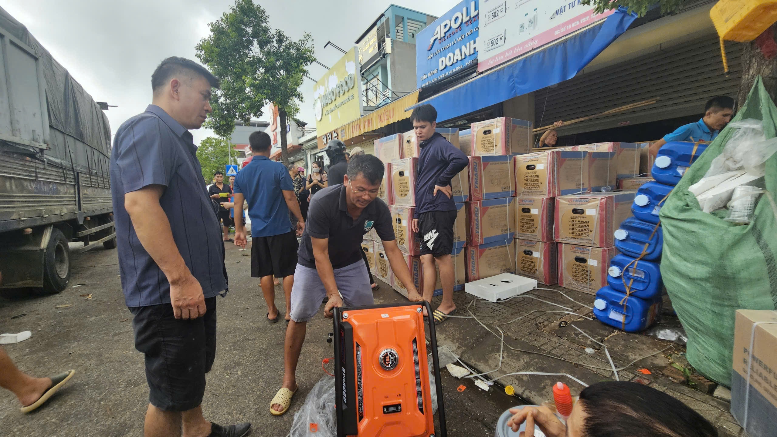 Người dân Hải Phòng trả tiền trước, nhận biên lai, xếp hàng thâu đêm chờ mua máy phát điện- Ảnh 2.