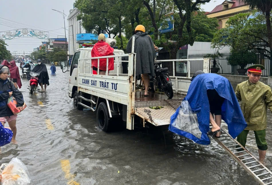 Nhiều khu vực TP Nam Định ngập sâu, cảnh sát dùng xe công vụ đưa dân qua đường- Ảnh 5.