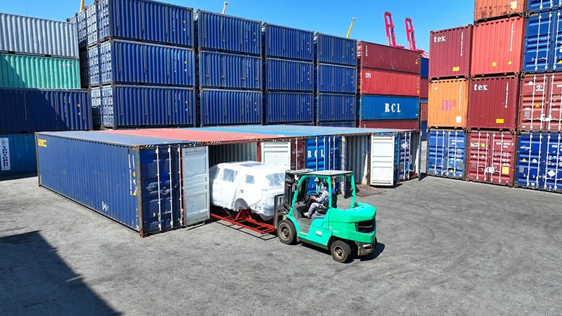 Sản phẩm được đóng gói, vận chuyển vào container. Ảnh: Thaco Auto