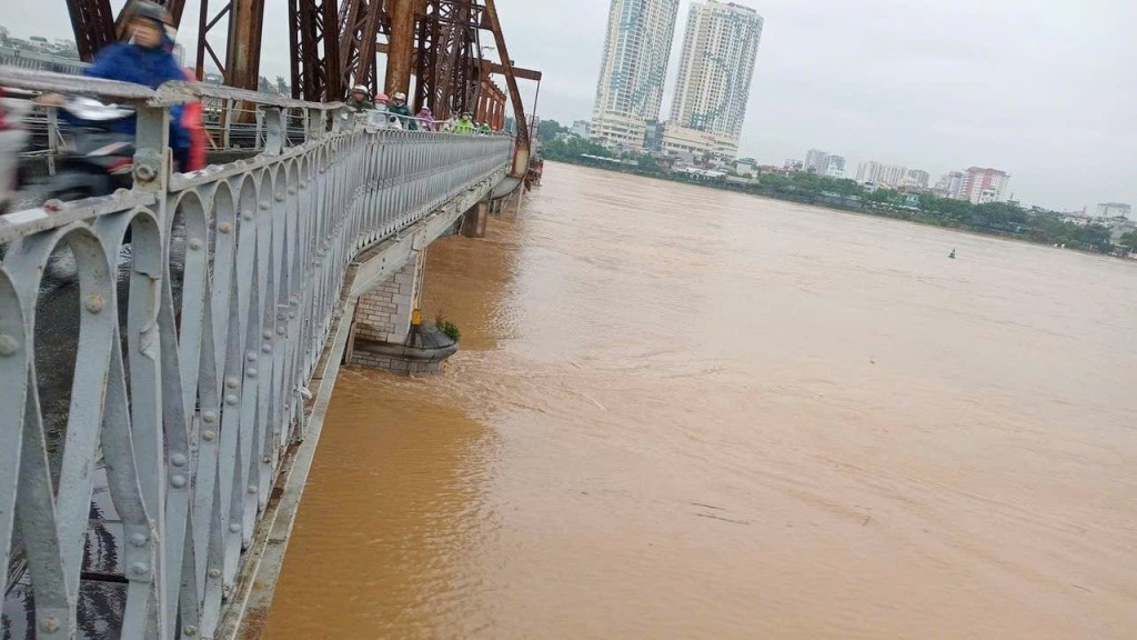 Hà Nội ngập sâu sau trận mưa lớn, giao thông ùn tắc kéo dài ảnh 4