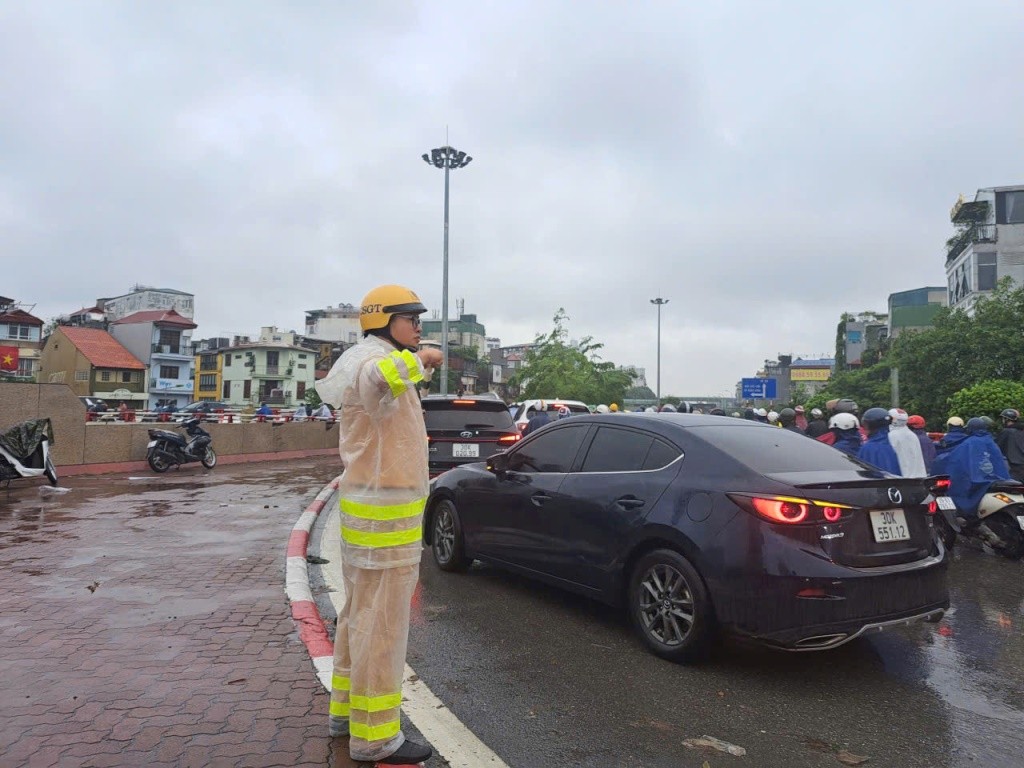 Hà Nội ngập sâu sau trận mưa lớn, giao thông ùn tắc kéo dài ảnh 3