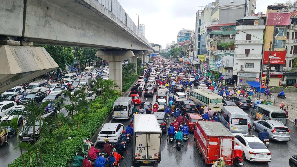 Hà Nội ngập sâu sau trận mưa lớn, giao thông ùn tắc kéo dài ảnh 7