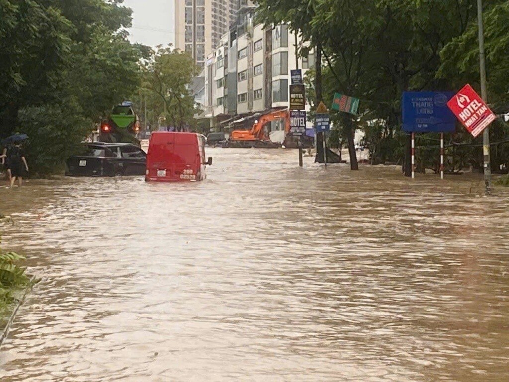 Hà Nội ngập sâu sau trận mưa lớn, giao thông ùn tắc kéo dài ảnh 8