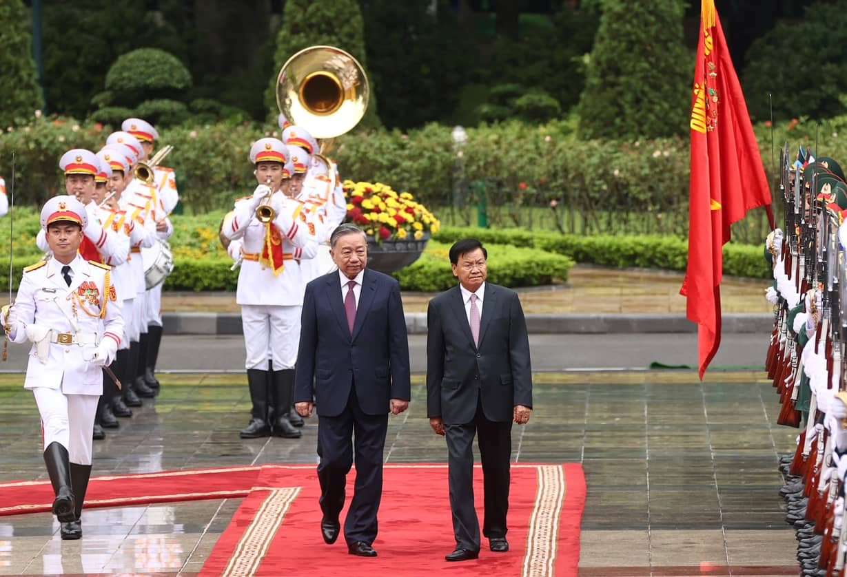 Tổng Bí thư, Chủ tịch nước Tô Lâm và Tổng Bí thư, Chủ tịch nước Lào duyệt đội danh dự. Ảnh: Hải Nguyễn