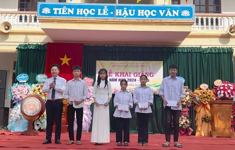 Hơn 920 nghìn học sinh Nghệ An rộn ràng khai giảng năm học mới ảnh 9