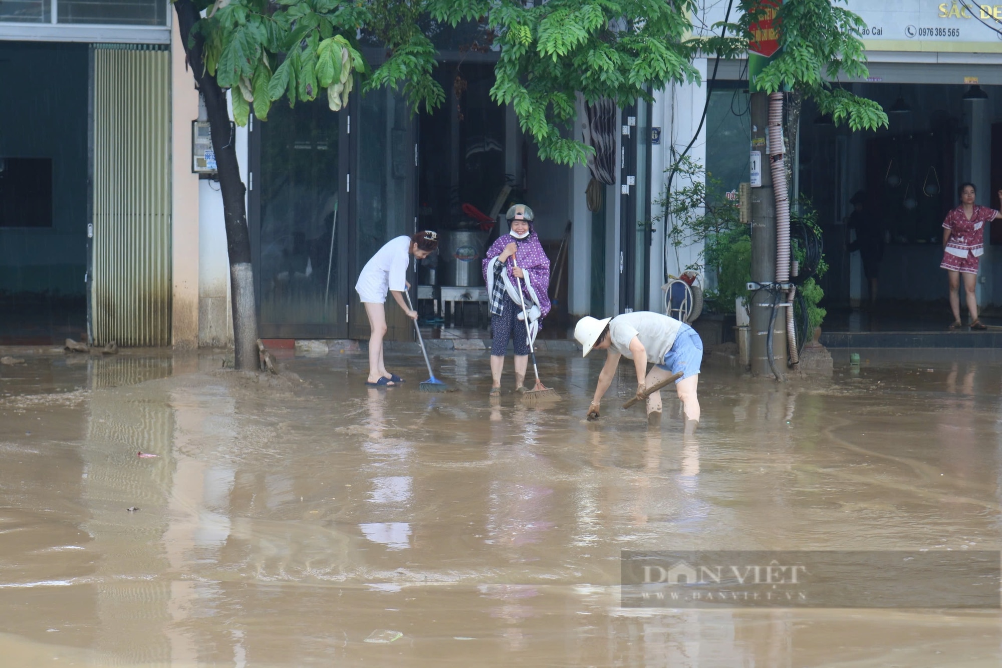 Mực nước sông Hồng ở thành phố Lào Cai đang rút dần - Ảnh 2.