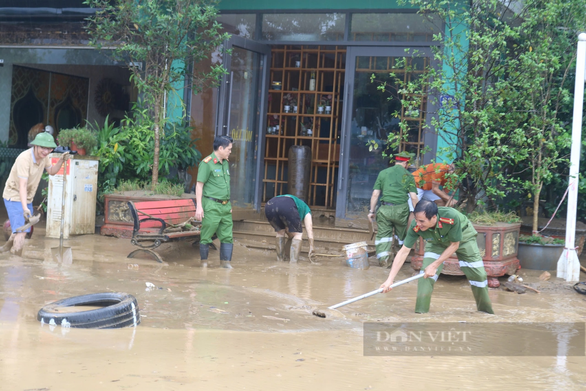 Mực nước sông Hồng ở thành phố Lào Cai đang rút dần - Ảnh 5.