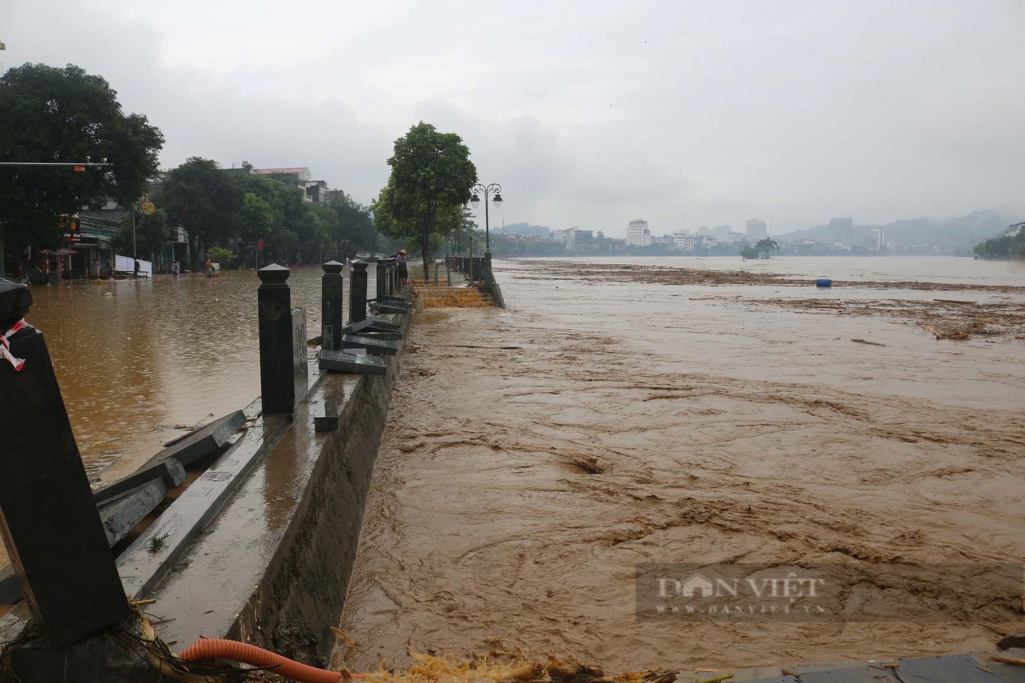 Mực nước sông Hồng ở thành phố Lào Cai đang rút dần - Ảnh 10.