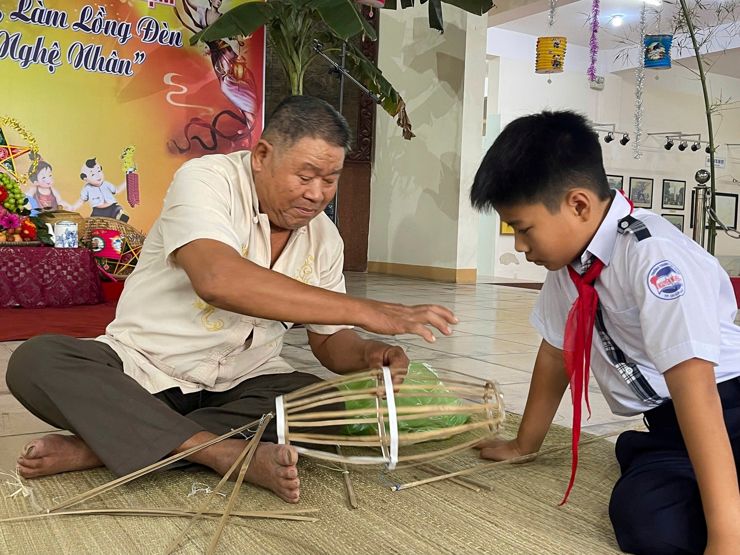 Học sinh thích thú làm lồng đèn truyền thống cùng nghệ nhân  - Ảnh 4.