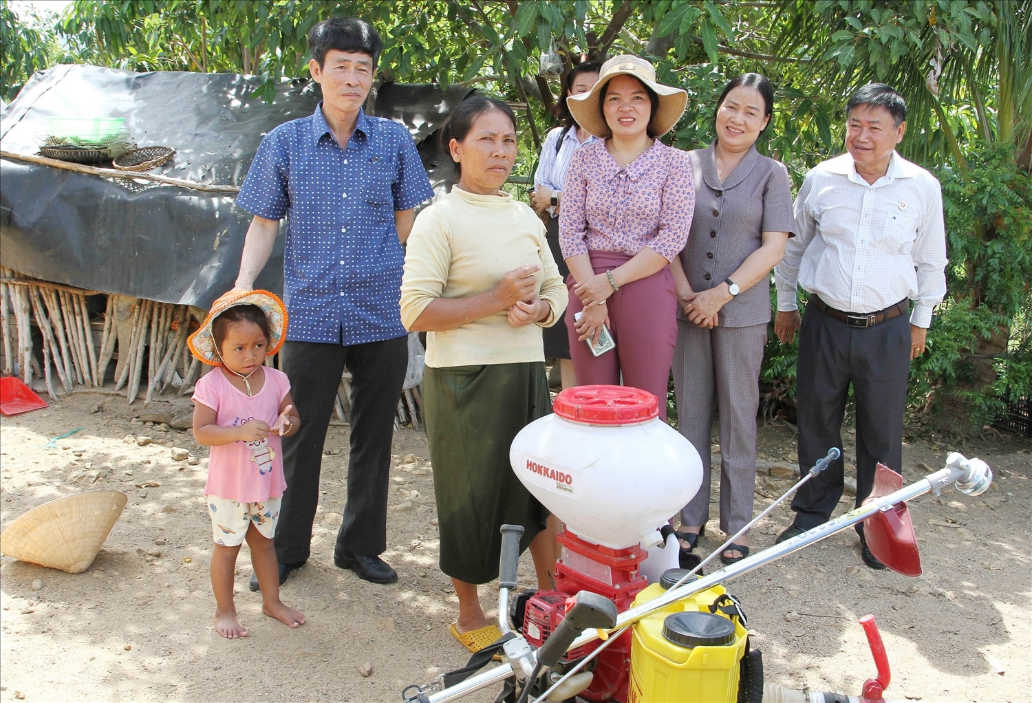 Các thành viên Đoàn giám sát kiểm tra việc sử dụng thiết bị nông nghiệp tại hộ gia đình bà Dương Thị Gánh, dân tộc Chăm ở xã Bắc Sơn, huyện Thuận Bắc.  