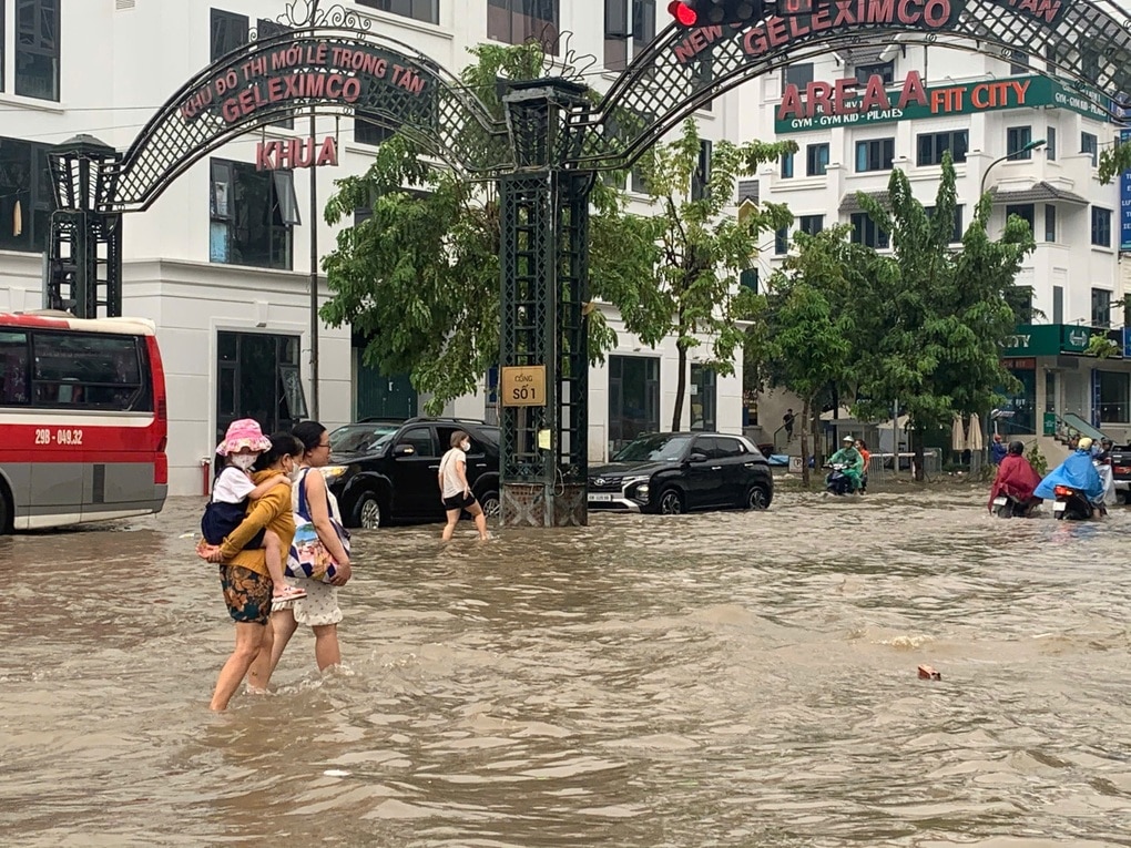 Vài khu đô thị nhà giàu ở Hà Nội ngập trong biển nước, cư dân đi làm muộn - 2