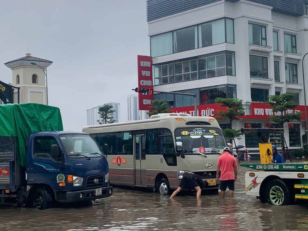 Vài khu đô thị nhà giàu ở Hà Nội ngập trong biển nước, cư dân đi làm muộn - 3