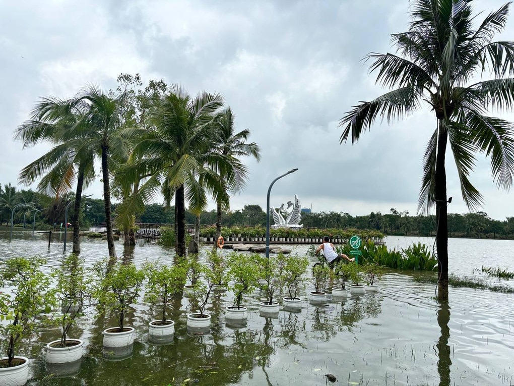 Vài khu đô thị nhà giàu ở Hà Nội ngập trong biển nước, cư dân đi làm muộn - 5