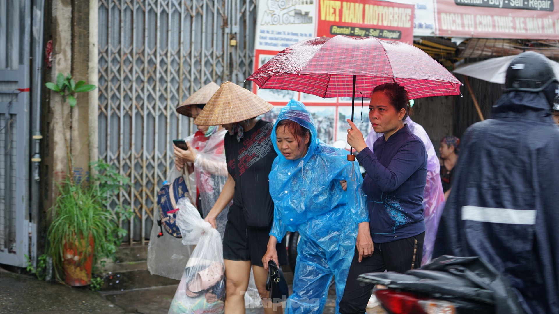 Hà Nội: Mất điện, ngập sâu, hàng trăm dân ngoài đê di tản ảnh 2